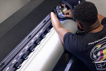 Interior da plotter em funcionamento